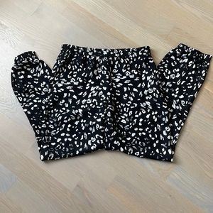 EUC Vince Camuto Leopard print Joggers with Elastic Waistband